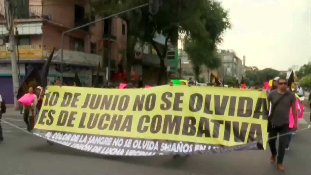 Organizaciones sociales y comités estudiantiles marcharon en la Ciudad de México para conmemorar el 55 aniversario del Halconazo.