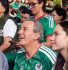 Personas viendo un partido del Mundial 2026 en una plaza pública.