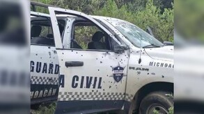 Patrulla de la Guardia Civil de Michoacán con múltiples impactos de bala tras una emboscada en La Mojonera