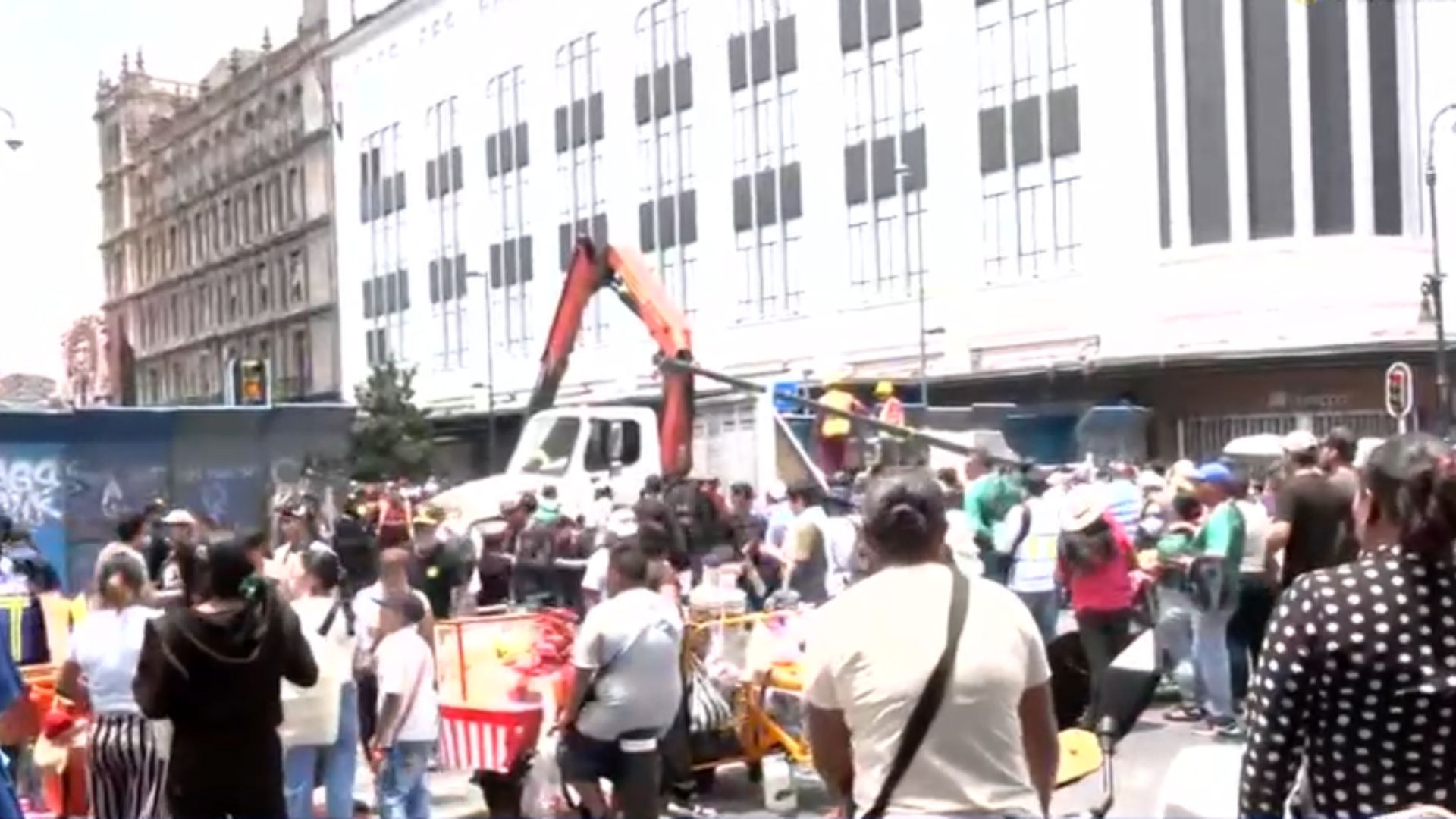 Las autoridades de la CdMx despliegan un intenso operativo vial en 20 de Noviembre y Venustiano Carranza por la concentración masiva de aficionados hoy.