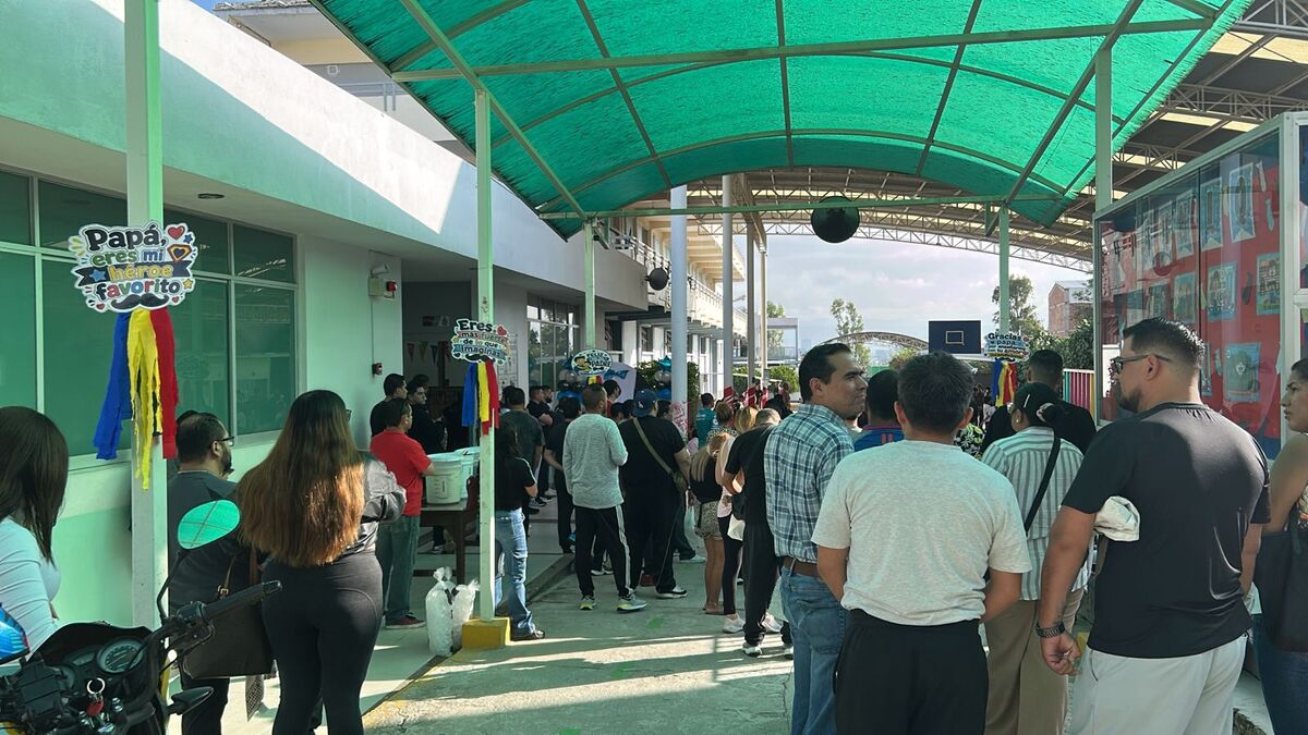 En León, Guanajuato, algunas escuelas optaron por adelantar festivales del Día del padre para atraer asistencia de alumnos en plena inauguración del mundial.
