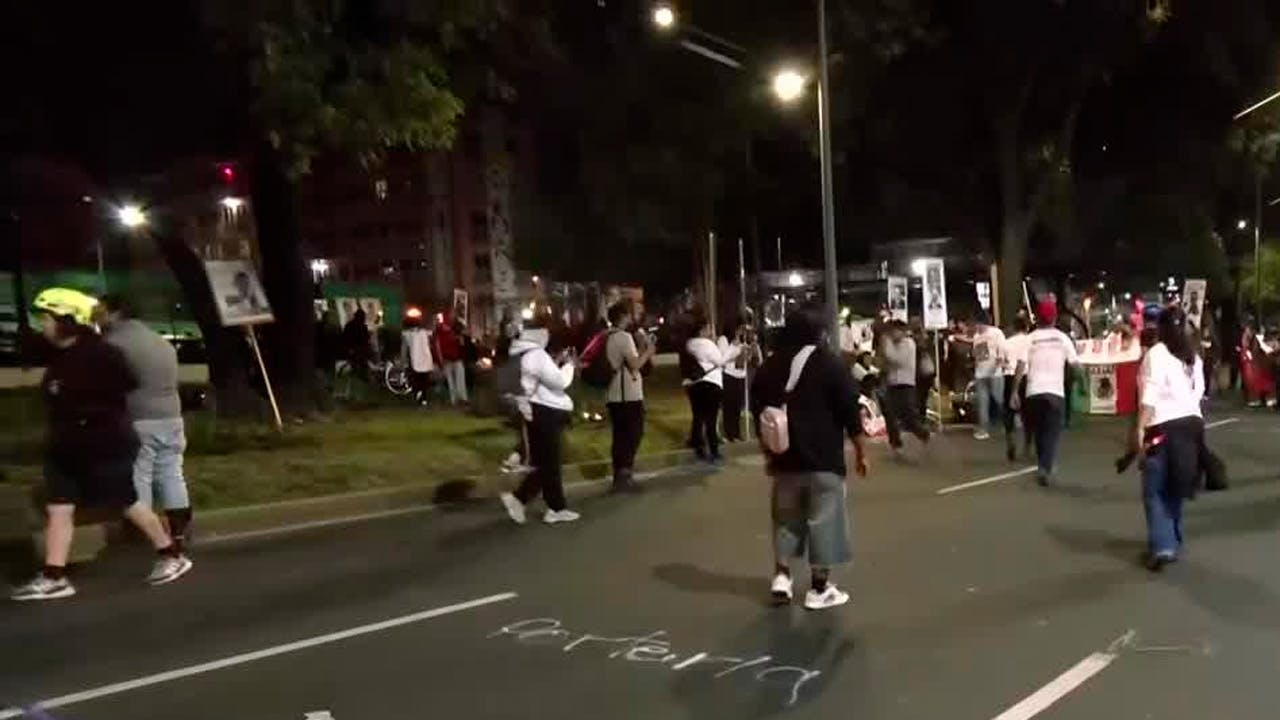 Colectivos de madres buscadoras y familiares de personas desaparecidas protestaron en Calzada de Tlalpan, previo a la inauguración del Mundial.