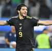 Raúl Jiménez festejando gol con la Selección de México