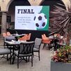 Pantalla en un restaurante que anuncia la transmisión del Mundial 2026.