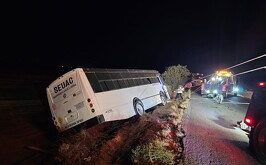 Autobús de transporte de personal que volcó en una carretera de Francisco I. Madero.