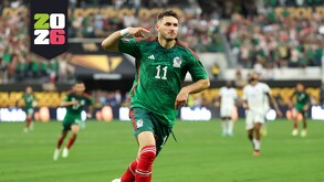Santiago Giménez en un partido con la Selección Mexicana.