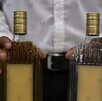 Cinco personas perdieron la vida y otras 28 resultaron afectadas tras consumir tequila adulterado con las características que AQUÍ te presentamos.
