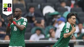 Julián Quiñones y Gilberto Mora en el partido de México vs Sudáfrica en el Mundial 2026.