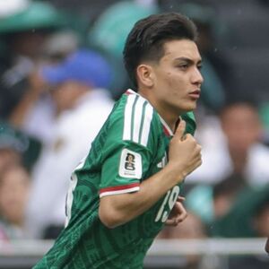 Julián Quiñones y Gilberto Mora en el partido de México vs Sudáfrica en el Mundial 2026.