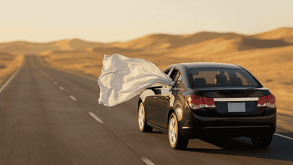 Te contamos qué significa colgar una tela blanca en tu auto al viajar por carretera, puede salvarte en emergencias. Todos los detalles aquí.