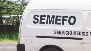 Camioneta de color blanco con letras de semefo