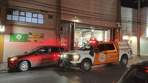 Un hombre resultó con una fractura expuesta en la pierna izquierda tras un accidente con una máquina en una panadería de Monterrey.
