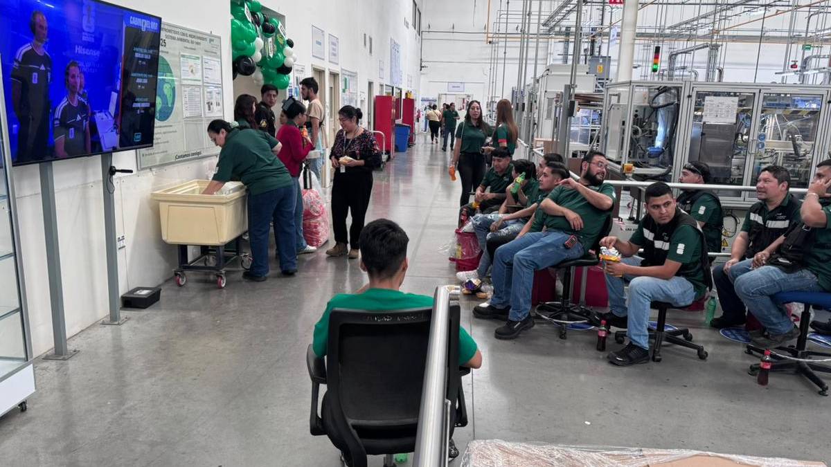 Trabajadores disfrutan del partido inaugural