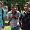 Estudiantes universitarios con mochilas caminando