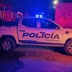 Vista del costado de una patrulla de la Policía Municipal de Tlaquepaque estacionada en medio de la calle durante la noche