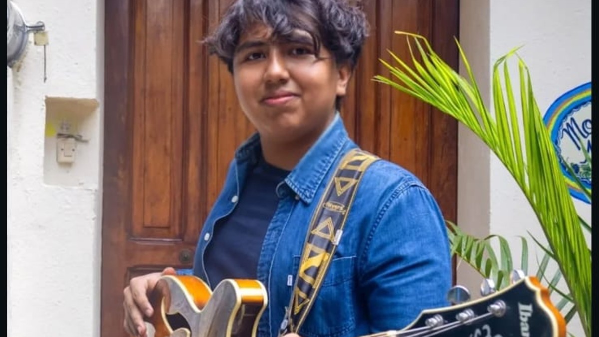 Joven músico con un bajo.