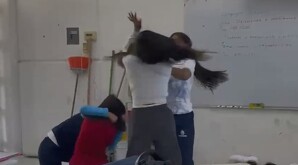 En redes sociales se viralizó un video de unas alumnas de telesecundaria en Cortazar, Guanajuato, armando una pelea hasta terminar en el piso. Esto pasó.