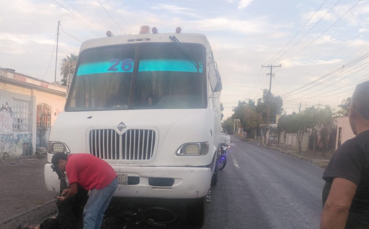 Autobús que arrolló a un joven ciclista en Gómez Palacio, Durango.