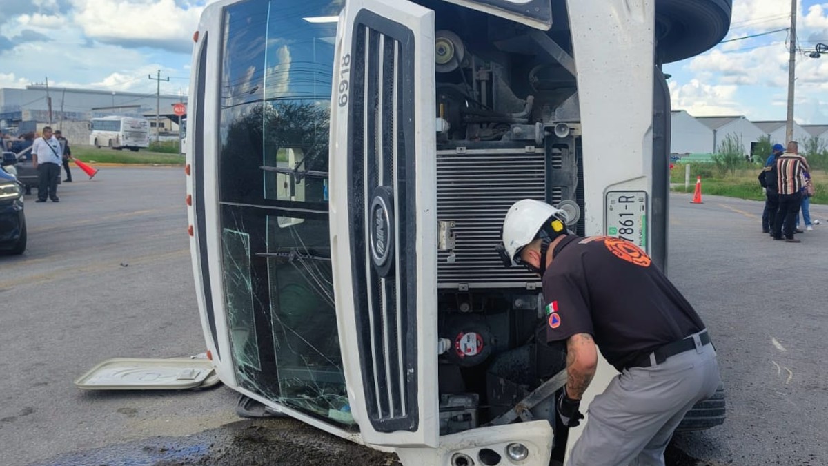 Una persona fue rescatada tras quedar prensada en un accidente ocurrido sobre la Carretera Nacional en Montemorelos.