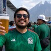 Aficionado de México tomando cerveza en Monterrey.