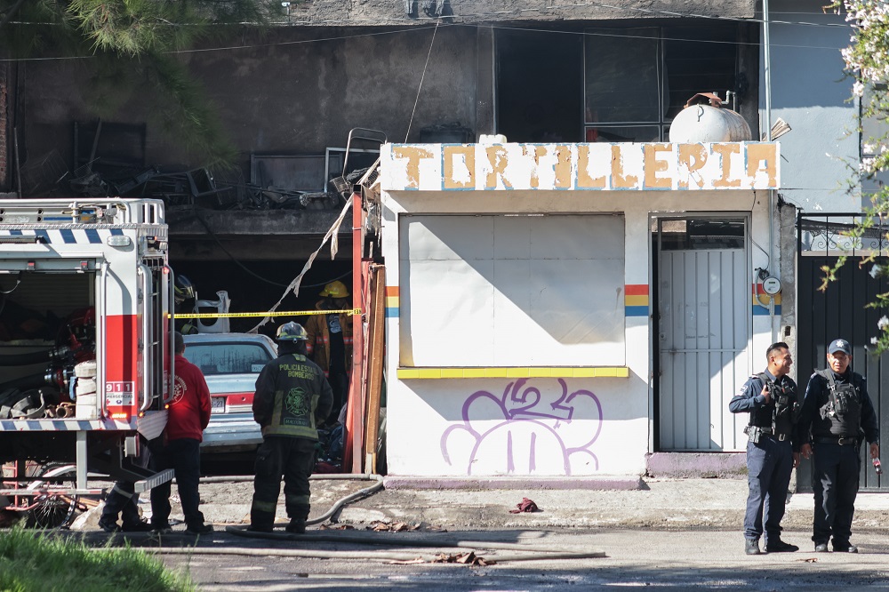 Bomberos apagando un incendio.