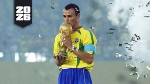 Cafú levantando la Copa Mundial de la FIFA en Corea-Japón 2002.