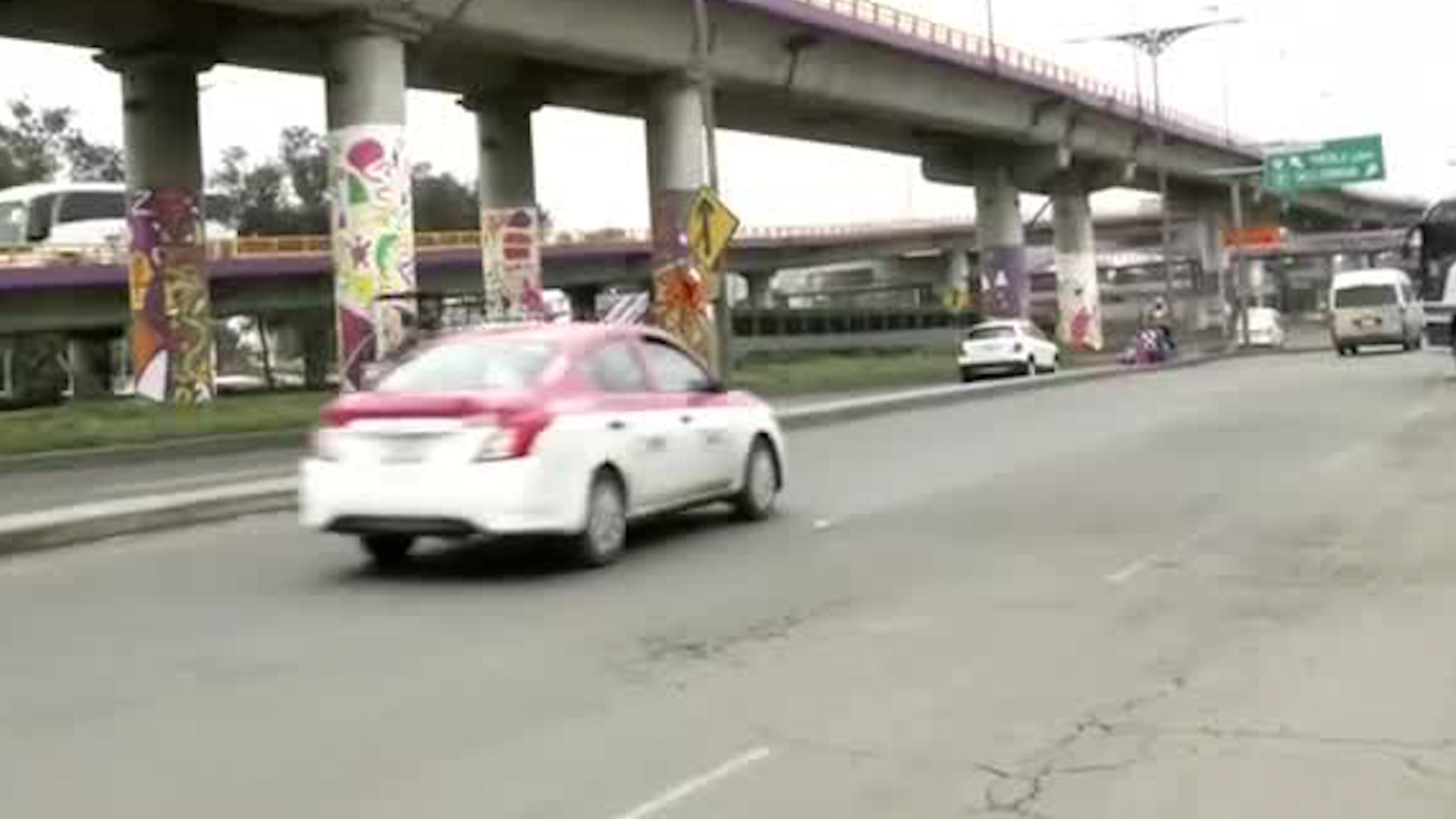 Calzada Ignacio Zaragoza, vía crítica en CDMX, se inunda cada lluvia. Comerciantes refuerzan negocios mientras autoridades atrasan obras de drenaje.