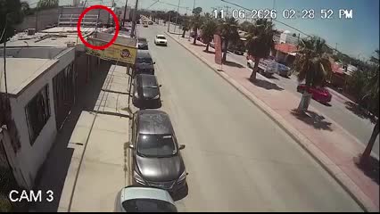 El sujeto ingresó al predio y, tras permanecer en el interior por un lapso cercano a las dos horas, emprendió la huida escalando hacia la azotea.