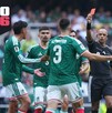 Cesar Montes siendo expulsado durante el partido ante Sudáfrica en el Mundial 2026.