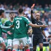 Cesar Montes siendo expulsado durante el partido ante Sudáfrica en el Mundial 2026.