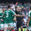Cesar Montes siendo expulsado durante el partido ante Sudáfrica en el Mundial 2026.