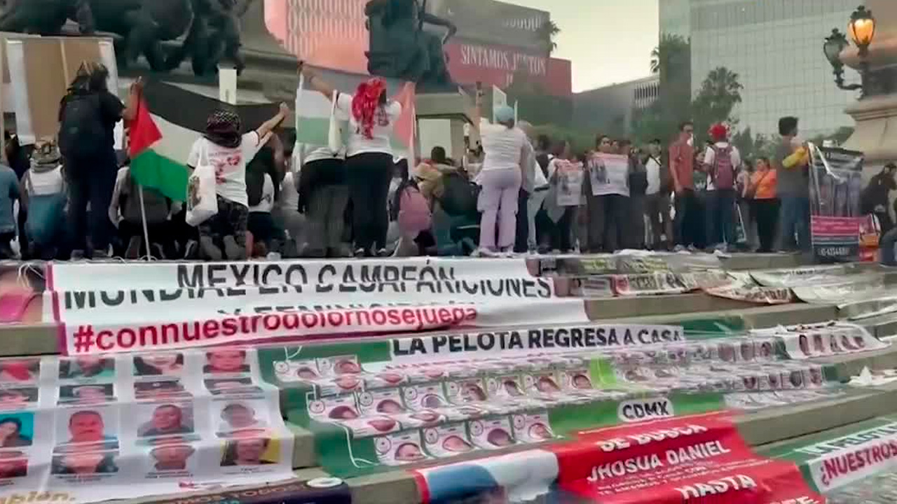 Previo al inicio del Mundial 2026, colectivos de búsqueda se manifestaron en el Ángel de la Independencia.