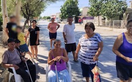 Vecinos de colonias de Torreón manifestándose por la falta de energía eléctrica.