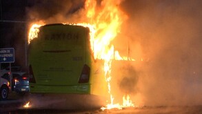 Se observa un camión color verde incendiándose; es de noche.