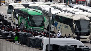 Autobuses parados en el tráfico de una autopista,