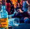 Imagen de una fiesta de adolescentes donde hay alcohol.