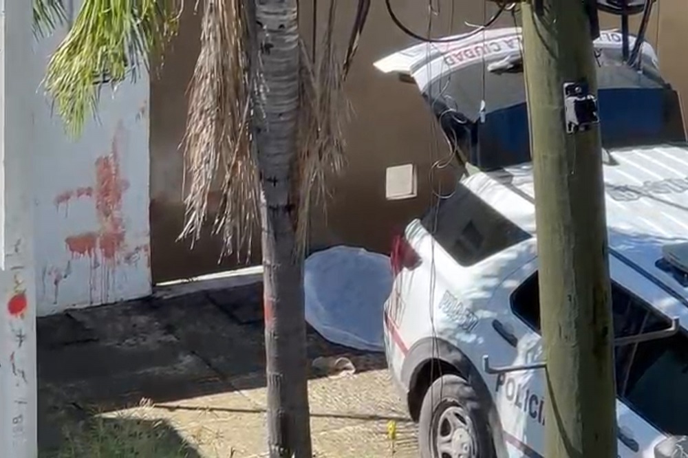 Cuerpo de una persona muerta afuera de una vivienda en Puebla.