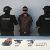 Detienen a hombre por alterar el orden, portaba armas de fuego y drogas.