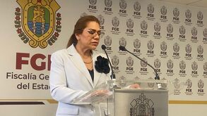 Representante de la fiscalía habla en el micrófono de la institución