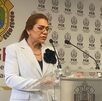 Representante de la fiscalía habla en el micrófono de la institución