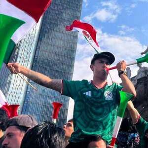 Aficionados celebrando triunfo de México en el Ángel de la Independencia