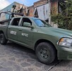 Camioneta del Ejército Mexicano con un soldado a bordo de la batea sosteniendo un arma larga mientras circulan por calles de Guadalajara