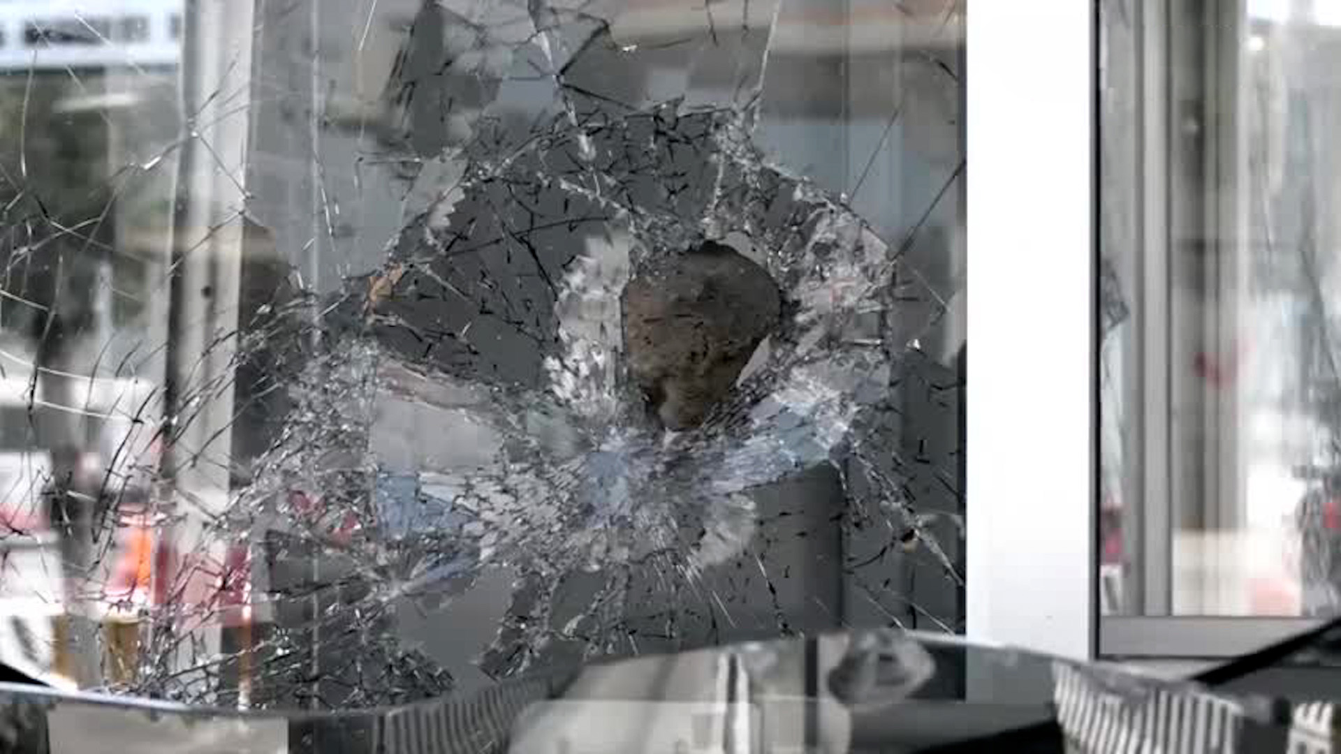 Estudiantes de Ayotzinapa destruyen caseta México-Cuernavaca tras prometer retirarse pacíficamente. Daños en garitas, cámaras y sistemas eléctricos.