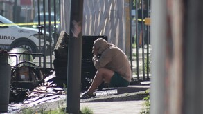 Hombre triste llorando por la muerte de un familiar.