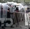 Conflicto entre policías y manifestantes afuera del Estadio de la Ciudad de México