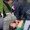 Mujer siendo detenida en parque de San Andrés Cholula, Puebla.