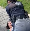 Mujer siendo detenida en parque de San Andrés Cholula, Puebla.