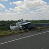 Se observa una camioneta color gris chocada contra barra metálica.