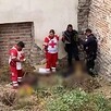 Paramédicos de la Cruz Roja junto con policías de Lagos de Moreno en un terreno baldío al lado de un iglesia