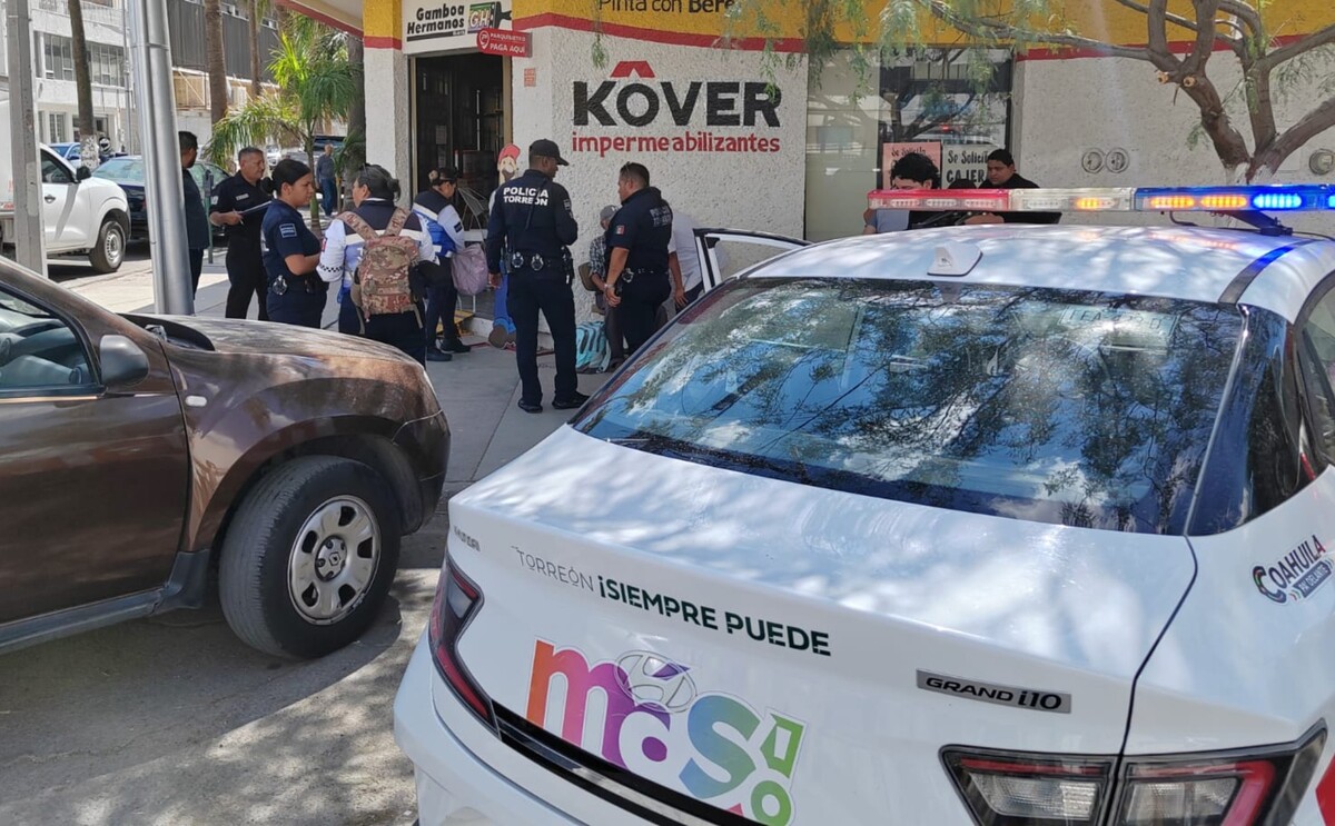 Autoridades y testigos auxiliando a un adulto mayor que fue atropellado por una mujer en el Centro de Torreón.